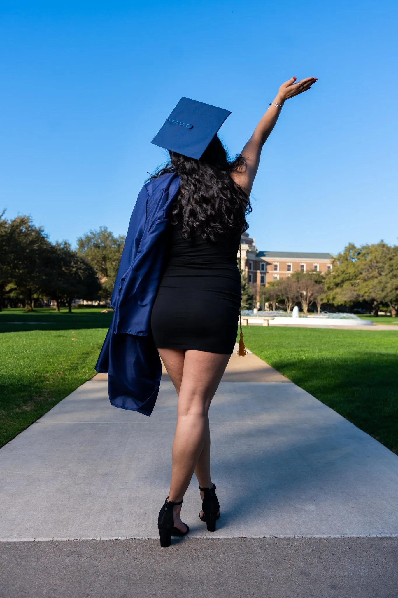 Guiselle's Graduation senior portrait photo 4 by Dallas photographer Rony Lanza