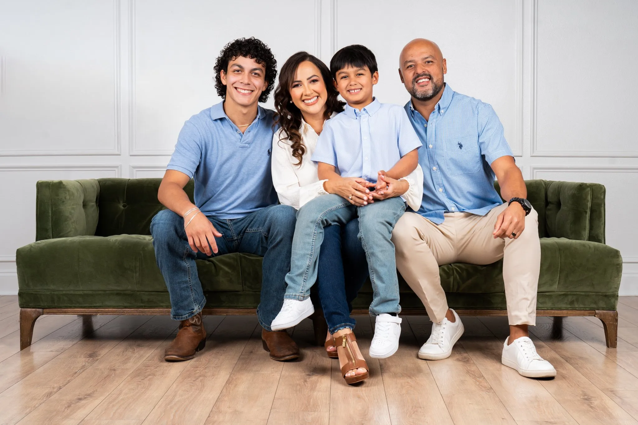 The Fuentes Lara Family family photo session photo 1 by Dallas photographer Rony Lanza